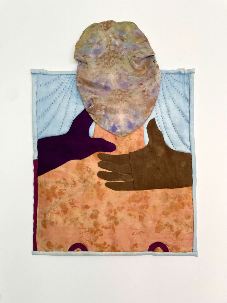 femme-main-ambiguite-textile