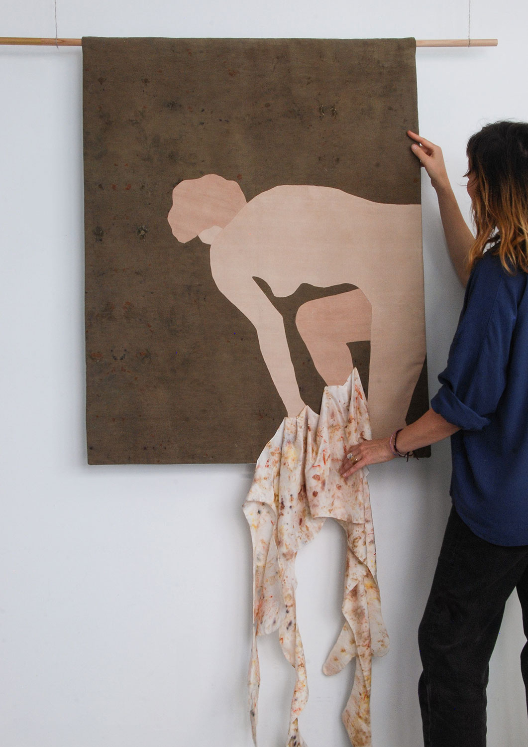 art textile tenture femme mue peau teinture naturelle soie